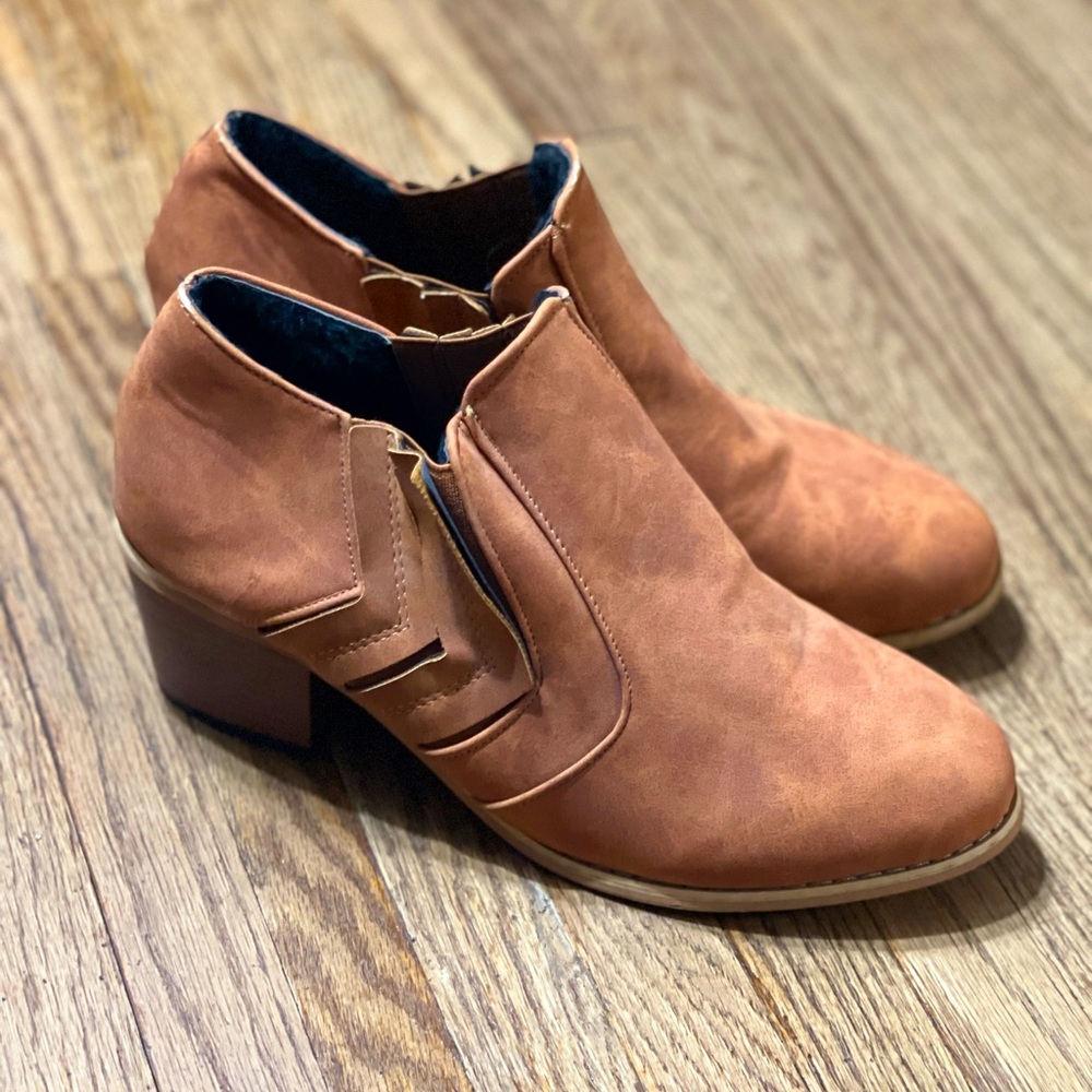 Solid round toed heeled boots size 39 (US 7.5)